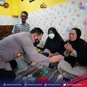 Kapolri Kunjungi Keluarga Korban Tragedi Stadion Kanjuruhan