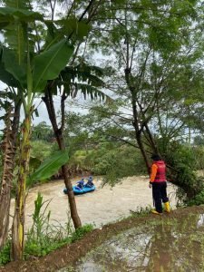 Kabid Humas Polda Jabar : Polisi Dan Tim SAR Cari Korban Diduga Hanyut Akibat Air Sungai Meluap