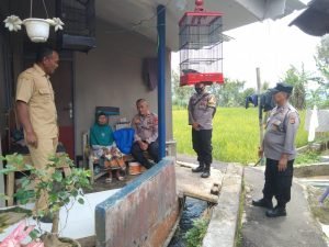 Polisi Turun Langsung Bagikan Bansos Kepada Masyarakat