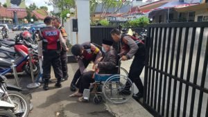 Polisi Antar Warga Kembali ke Rumah dengan Mobil Patroli