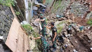 Prajurit Yonif 315/Grd Kodam III/Slw Diterjunkan ke Lokasi Tanah Longsor di Kelurahan Gunung Batu Bogor