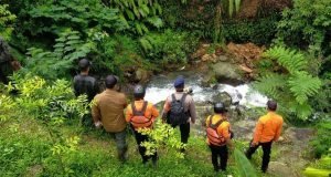 Tim SAR Sat Brimob Polda Jabar, Lanjutkan Pencarian Korban Terseret Arus di Curug Kembar Bogor