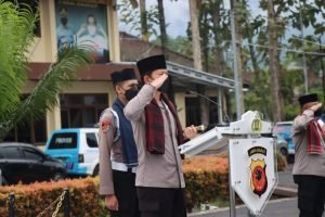 Sambut Hari Santri Nasional Kapolres Garut Instruksikan Anggotanya Berpeci dan Sarung Di Pundak