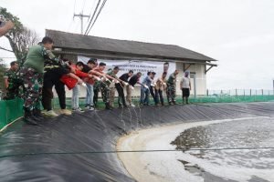 Pangdam III/Siliwangi tebar BIOS 44 DC Pada Tambak Udang Vaname di Cikalong