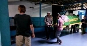 Polisi Takziah dan Pikul Keranda Ke Pemakaman