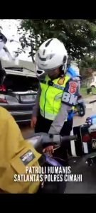 Satlantas Polres Cimahi, Tegur Pengendara dengan Hadiah