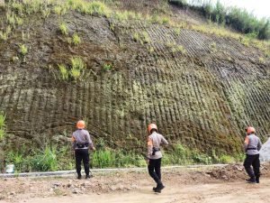 Personel Tim SAR Sat  Brimob Polda  Jabar Cek Tebing Rawan Longsor