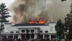 Proses Pengelasan di Atap Sumber Kebakaran di Gedung Balai Kota Bandung?