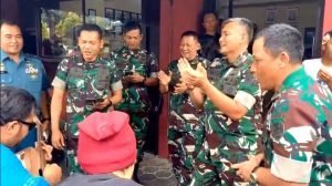 Viral, Pejabat Kodam III/Slw, Nyanyi Bareng Seniman Jalanan