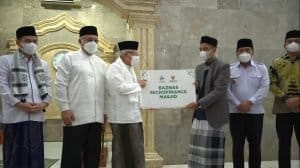 Usai Salat Jumat, Wapres Serahkan Bantuan BAZNAS Microfinance Masjid