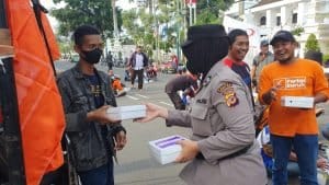 Kabid Humas Polda Jabar Apresiasi Aksi Humanis Polisi Wanita Bagikan Nasi Kotak untuk Pendemo