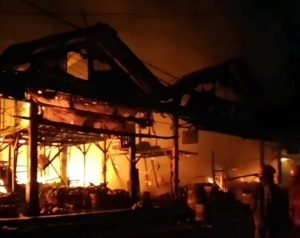 36 Toko Buah di Pasar Caringin Ludes Terbakar