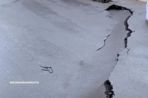 Tadi Pagi, Jalan Cibolerang Bandung Amblas Kendaraan Tak Bisa Lewat