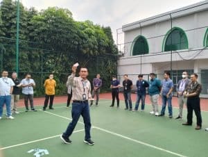 Pimpinan Wilayah PT Pegadaian Kanwil Bandung Lelang Sepatu Untuk Korban Gempa Cianjur