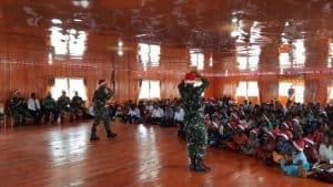 Luar Biasa ! Satgas Organik Yonif Raider 301/PKS Ajak Warga Rayakan Natal Bersama