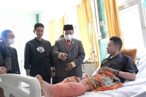 Wagub Jabar Jenguk Pengemudi Ojek Online yang Alami Patah Tulang Kaki di Garut