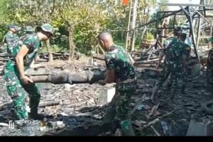 Atasi Kesulitan Rakyat, Anggota Koramil Padarincang & Yonif 310/KK Bersihkan Puing Pasca Kebakaran
