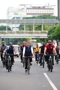 Momen Presiden Jokowi Bersepeda di Kawasan CFD Sudirman-Thamrin