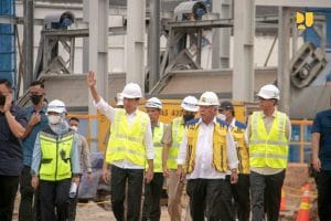 Target April 2023 Rampung, Menteri Basuki Dampingi Presiden Jokowi Tinjau Pengeboran Akhir Sodetan Ciliwung