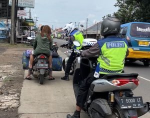 Kabid Humas Polda Jabar : Cara Elegan Anggota Polri Tegur Pelanggar Di Karawang