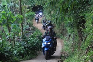 Hingga Desa Cirumput Yang Terpencil, Anggota Kodim 0622/Kab. Sukabumi Lakukan Pembersihan Puing