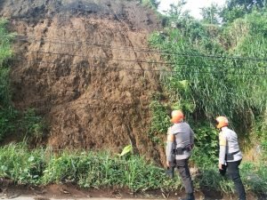 Patroli SAR Brimob Polda Jabar Cek Tebing Rawan Longsor Wilayah Desa Cikole Lembang di Musim Penghujan