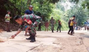 Aksi Sigap Anggota Kodim Ciamis Cegah Laka Lalin