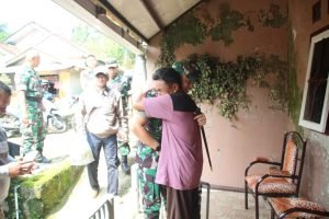 Dandim 0610/Sumedang Sambangi Orang Tua Prajurit Yang Selamat Dari Serangan KKB Papua