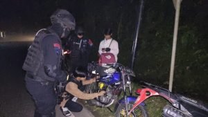 Sat Brimob Polda Jabar Evakuasi Korban Laka Lantas