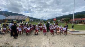 Peringati Hardiknas, Satgas Yonarmed 5/Pancagiri Gelar Pelayanan Kesehatan Gratis