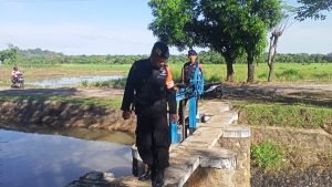 Tim Sar Brimob Polda Jabar Cek Langsung Pintu Saluran Air di Cirebon