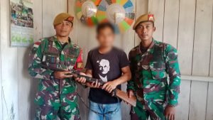 Satgas Yonarmed 5/Pancagiri Terima Penyerahan Senpi dan Munisi Dari Warga
