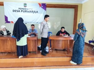 Polres Ciamis Monitoring Penyaluran Bantuan Beras ke 550 KPM di Desa Purwaraja
