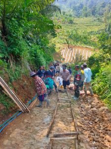 Sinergitas TNI Polri Laksanakan Kerjabakti Cor Jalan