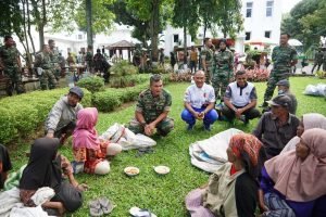 Sosok Sang Jenderal yang Perhatian dengan Pemulung