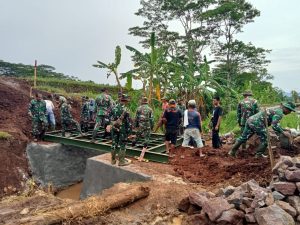 Bantu Kesulitan Masyarakat, Kodim 0615/Kuningan Bangun Jembatan
