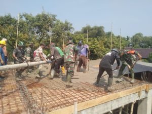 Kodim 0617/Majalengka Gotong Royong Cor Masjid Al-Falah