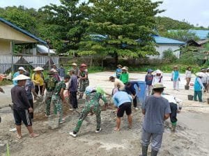Satgas Yonarmed 5/Pancagiri Bangun Sarana Olah Raga untuk Masyarakat