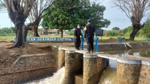 Antisipasi Bencana Banjir di Wilayah Cirebon, Satuan Brimob Polda Jabar Cek Debit dan Arus Air