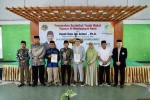 Realisasi Gerakan Nasional Sertipikasi Rumah Ibadah dan Pesantren, Wamen ATR Serahkan Sertipikat Wakaf  di Garut