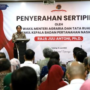 Serahkan 55 Sertipikat di Kabupaten Bandung, Wamen ATR/Waka BPN Ungkap Dua Manfaat Penting dari Sertipikasi Tanah