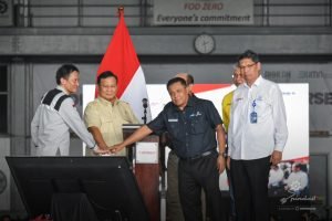 Hadiri 1st DEFEND ID’s Day, Menteri Pertahanan RI Naik Ranops Maung Pindad