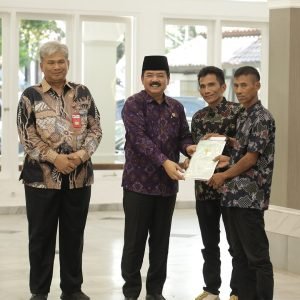 Menteri ATR/Kepala BPN Serahkan Sertipikat Tanah Komunal Seluas 89,01 Hektare di Kabupaten Garut