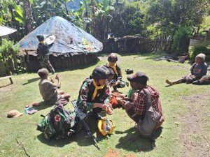 Tim Medis Satgas Mobile Raider 300 Siliwangi Sasar Rumah Warga Dalam Pelayanan Medis