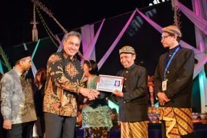 Percepat Layanan Publik Bagi Penghayat Kepercayaan, Kemendikbudristek Serahkan KTP