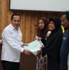 Kementerian ATR/BPN Serahkan Sertipikat dan Persub RTRW Provinsi Bengkulu