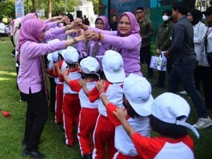 Ajak Peserta Didik Membiasakan Sehat Fisik, Ibu Negara Bermain Permainan Tradisional Bersama Anak-Anak di Banyuwangi