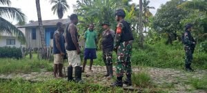 Sapa Warga, Satgas Yonif 310/KK Gelar Karya Bhakti Bersama Warga Batom