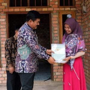 Datangi Rumah Masyarakat Muaro Jambi, Menteri ATR/Kepala BPN Serahkan Sertipikat