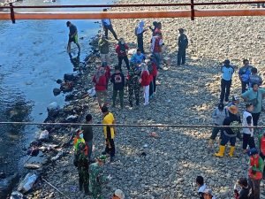 Camat Pameungpeuk Pimpin Giat Bersih Sungai Cipalebuh